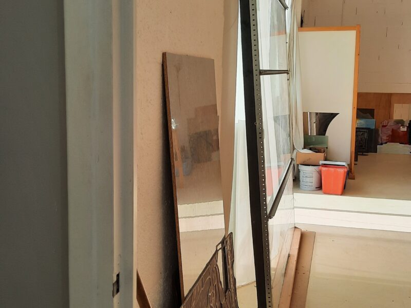 Vitrine penchée pour atelier vitrail