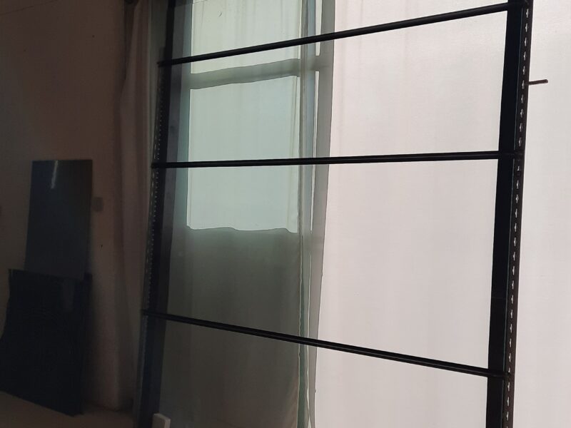 Vitrine penchée pour atelier vitrail