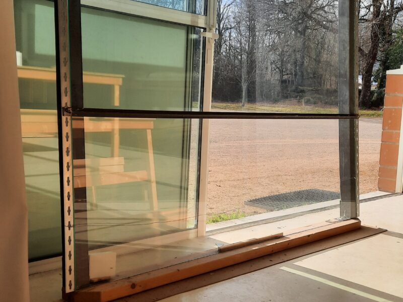 Vitrine penchée pour atelier vitrail