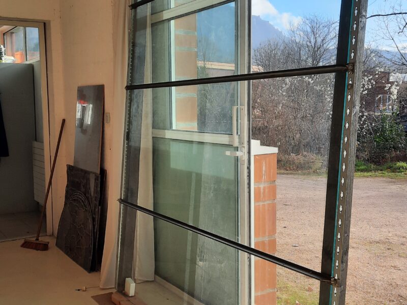 Vitrine penchée pour atelier vitrail