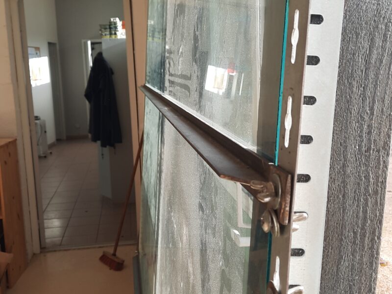 Vitrine penchée pour atelier vitrail