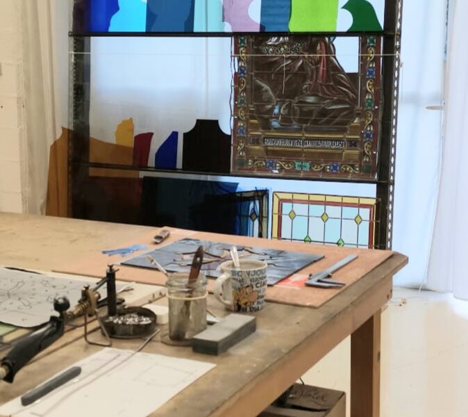 Vitrine penchée pour atelier vitrail